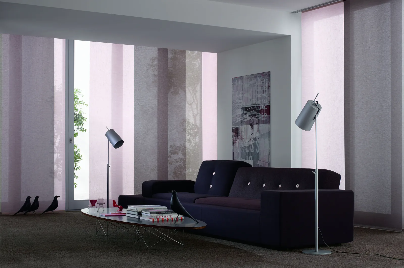 Roséfarbene Flächenvorhänge in einem Wohnraum mit lila Sofa
