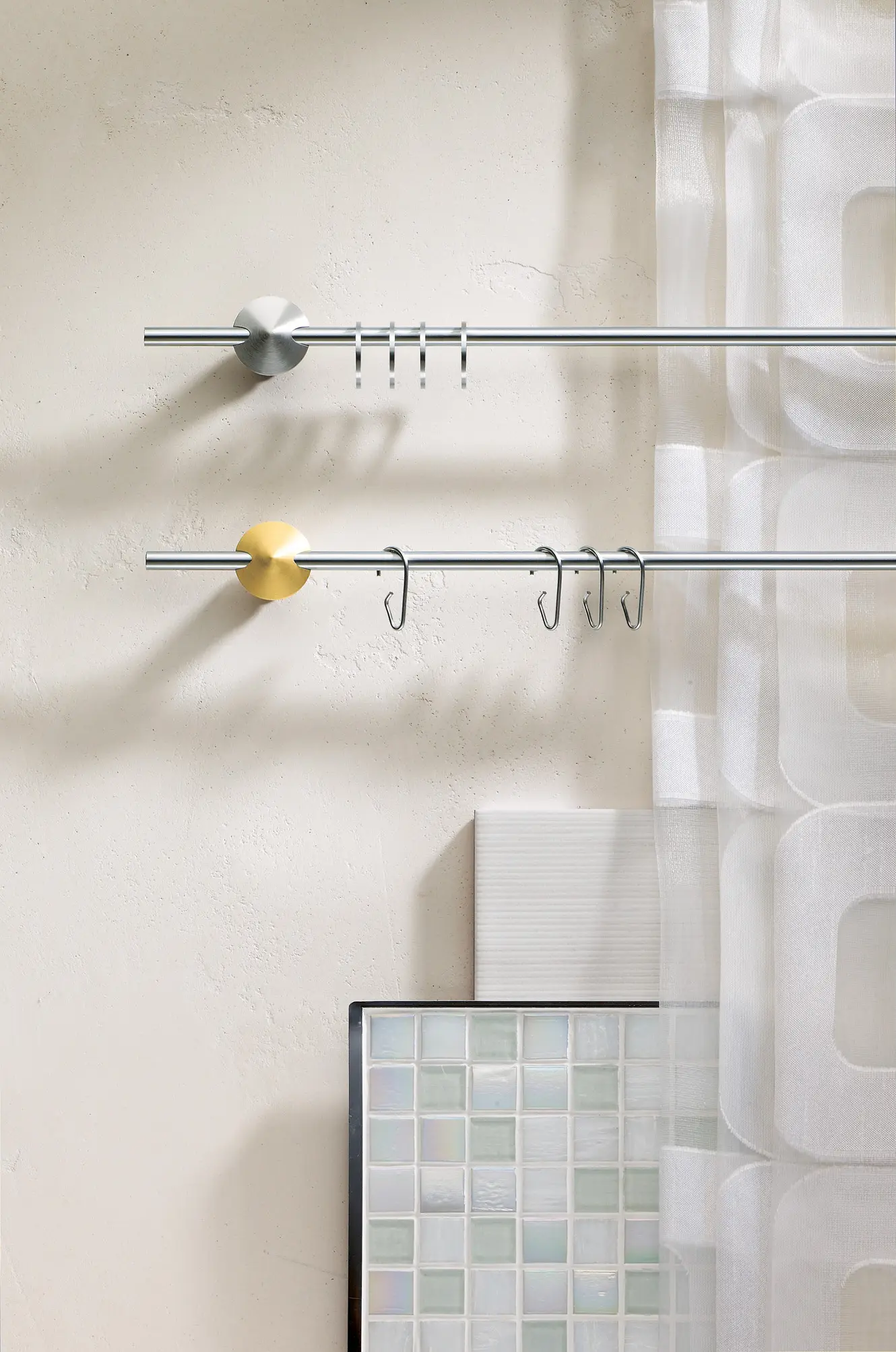 Interstil-Schienensystem mit weißem Vorhang vor einem Fenster