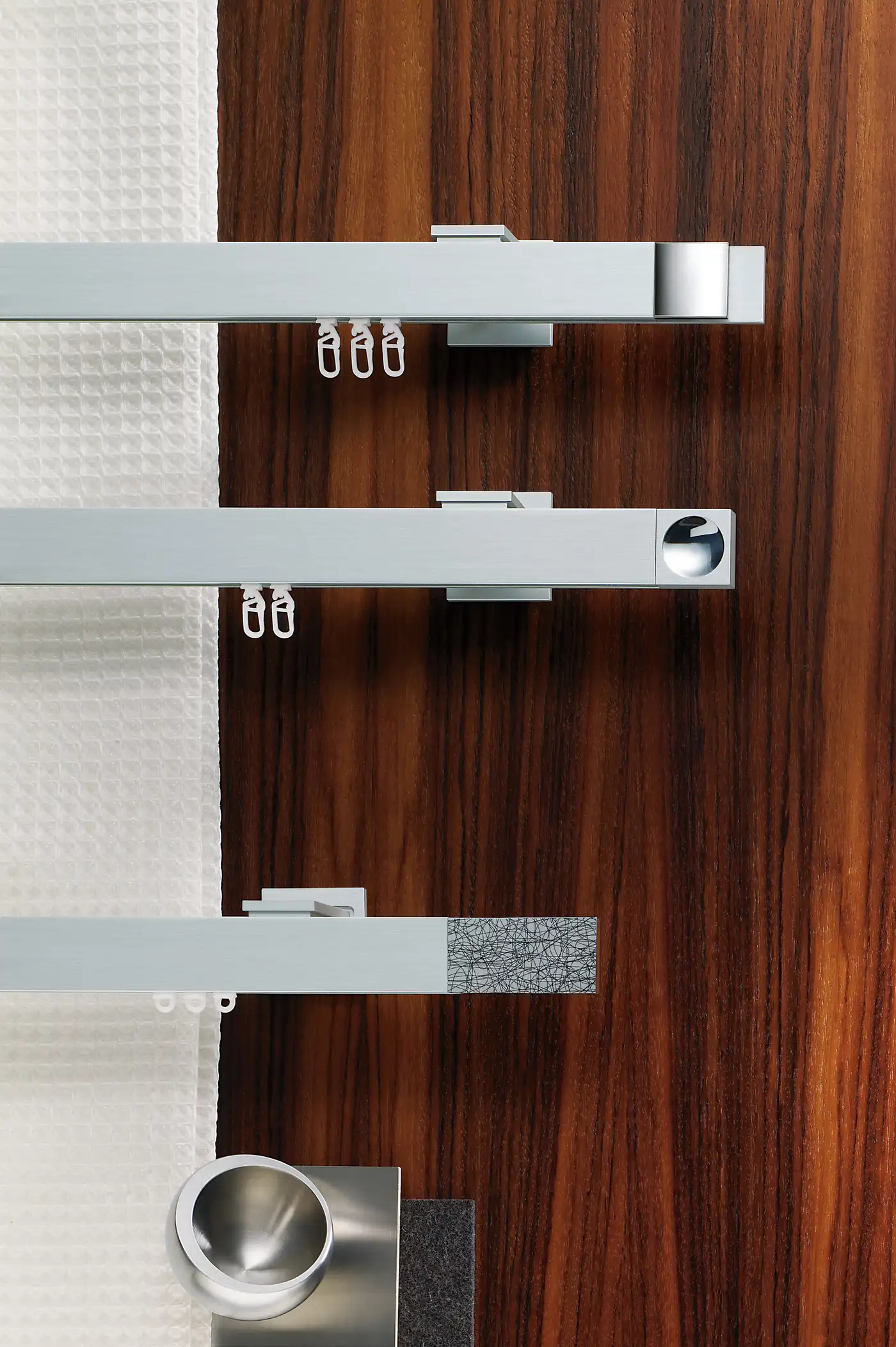 Drei flache Aluminium-Innenlaufschienen mit Gleitern vor einer Holzwand