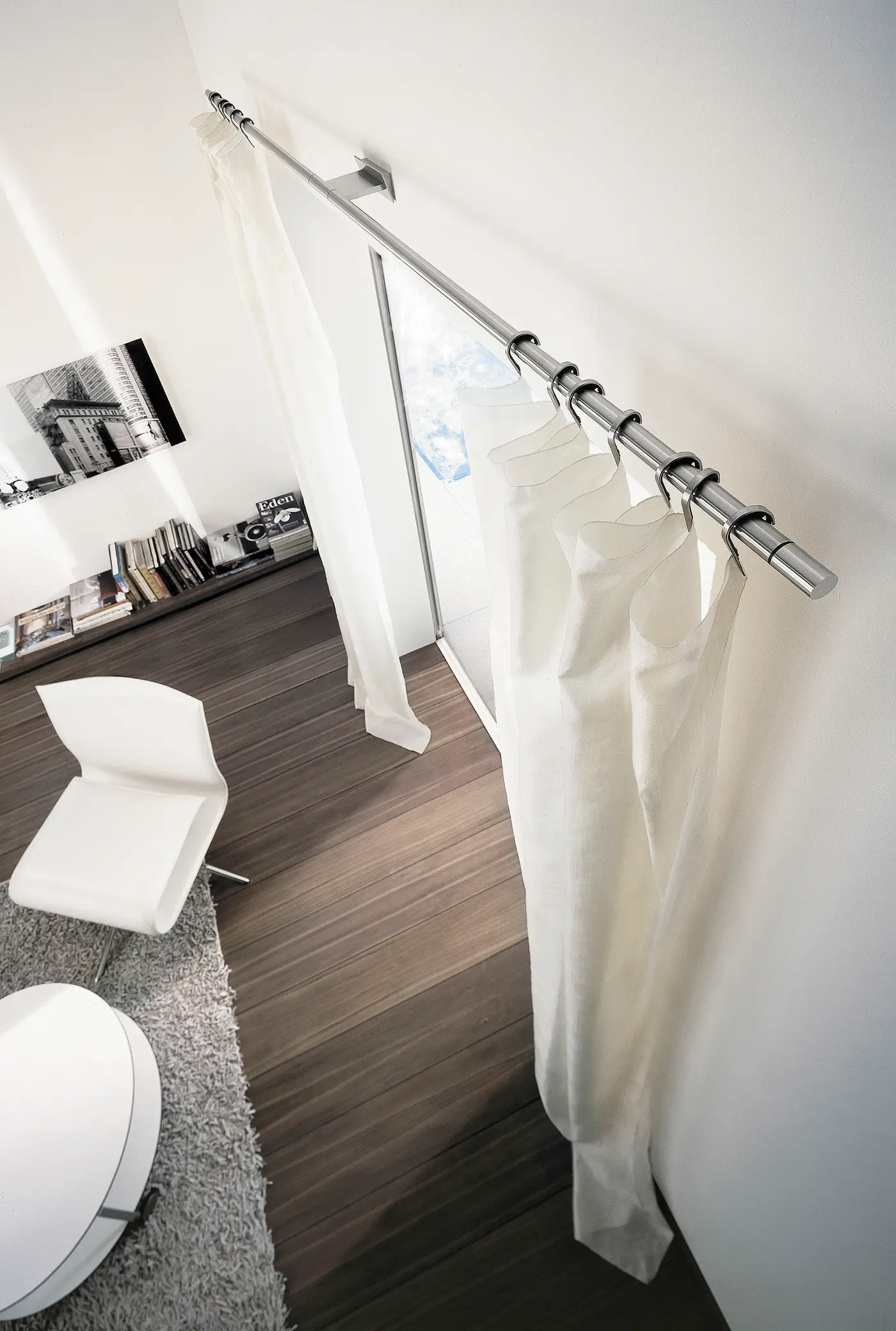 Vorhangstange mit Endstück und Ringen im Detail